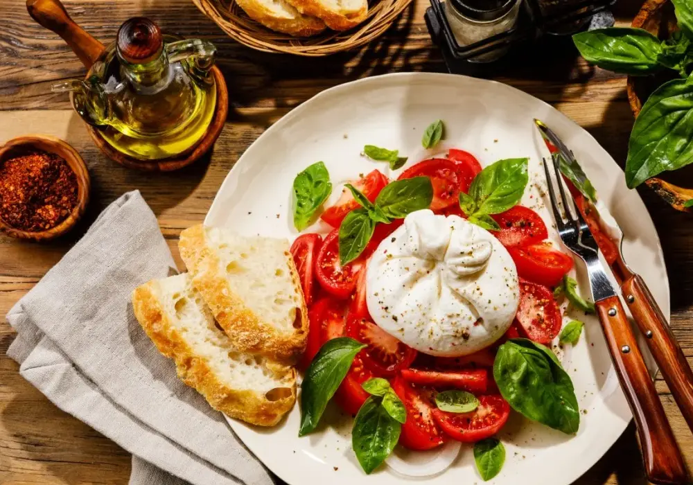 Burrata - co to? Różnice z mozzarellą i jak ją jeść