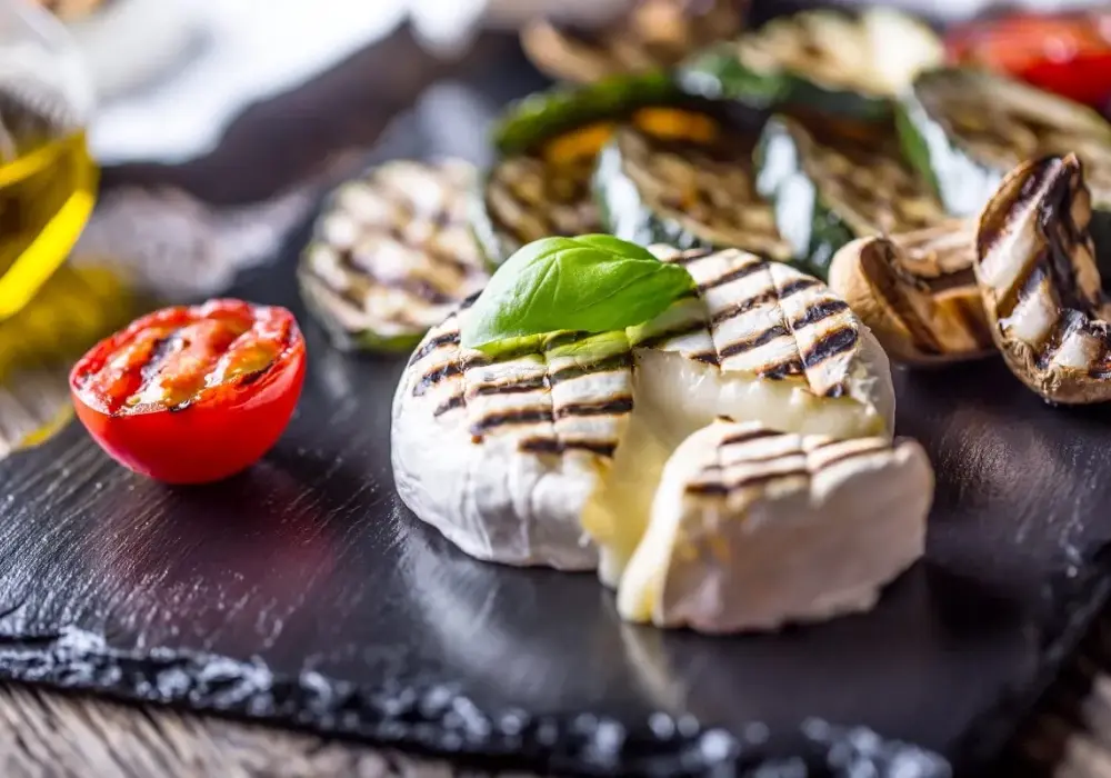 Camembert z grilla - kremowa rozkosz. Jak zrobić idealny ser?