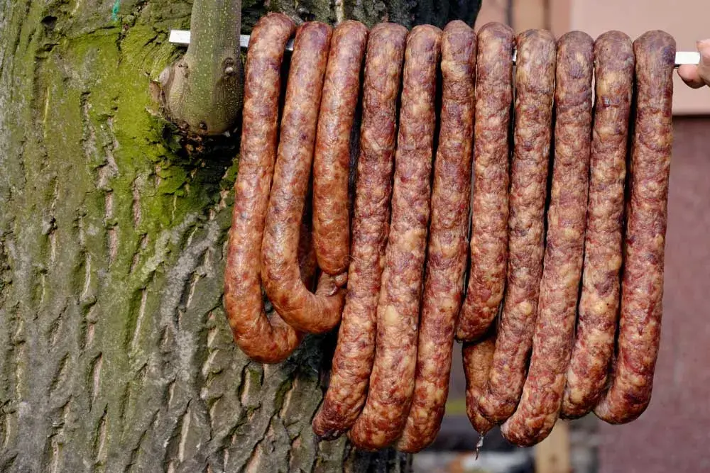 Jak przygotować idealną kiełbasę wędzoną w domowych warunkach