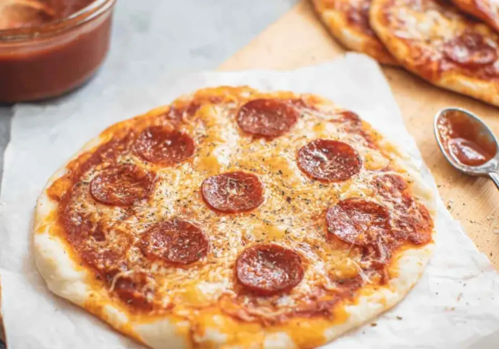 Pizza z tortilli na patelni - sekret chrupkości w 10 min
