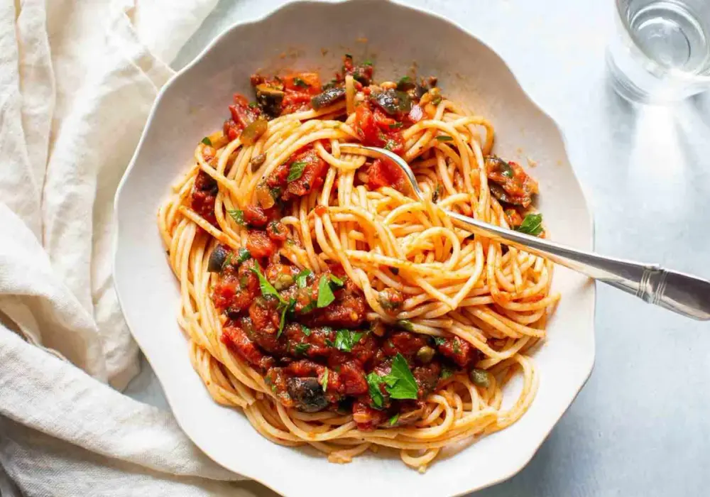 Najlepsze przepisy na spaghetti alla puttanesca, które zachwycą smakiem