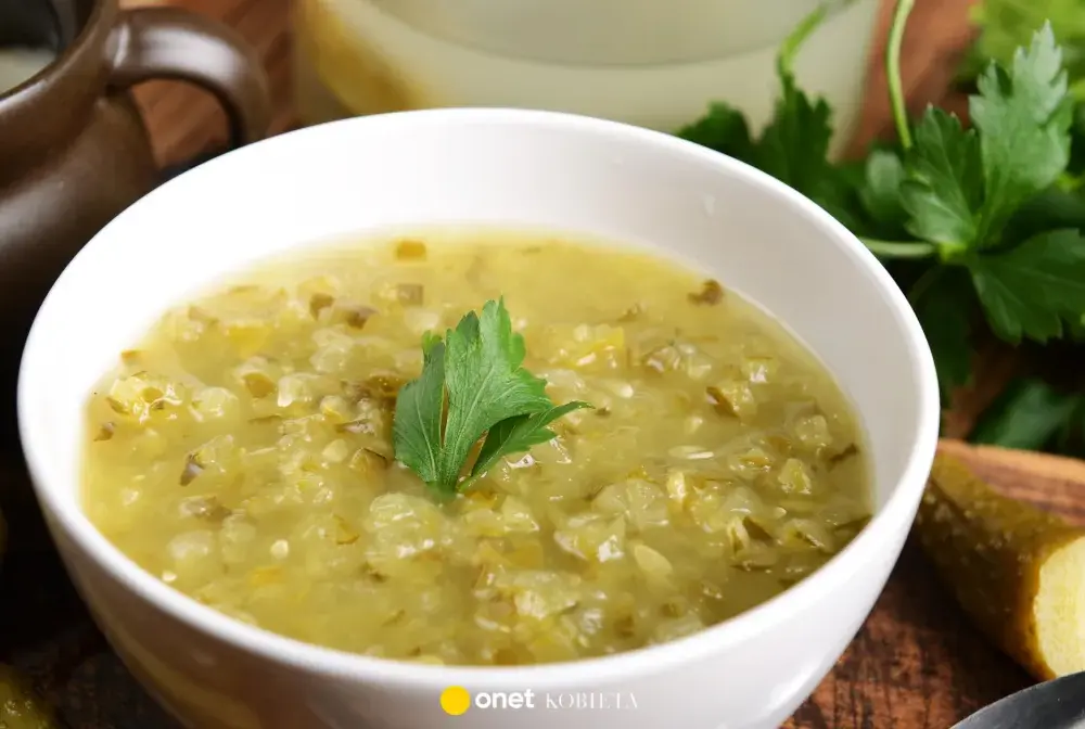 Zupa ogórkowa jak u babci - przepis na idealny smak!
