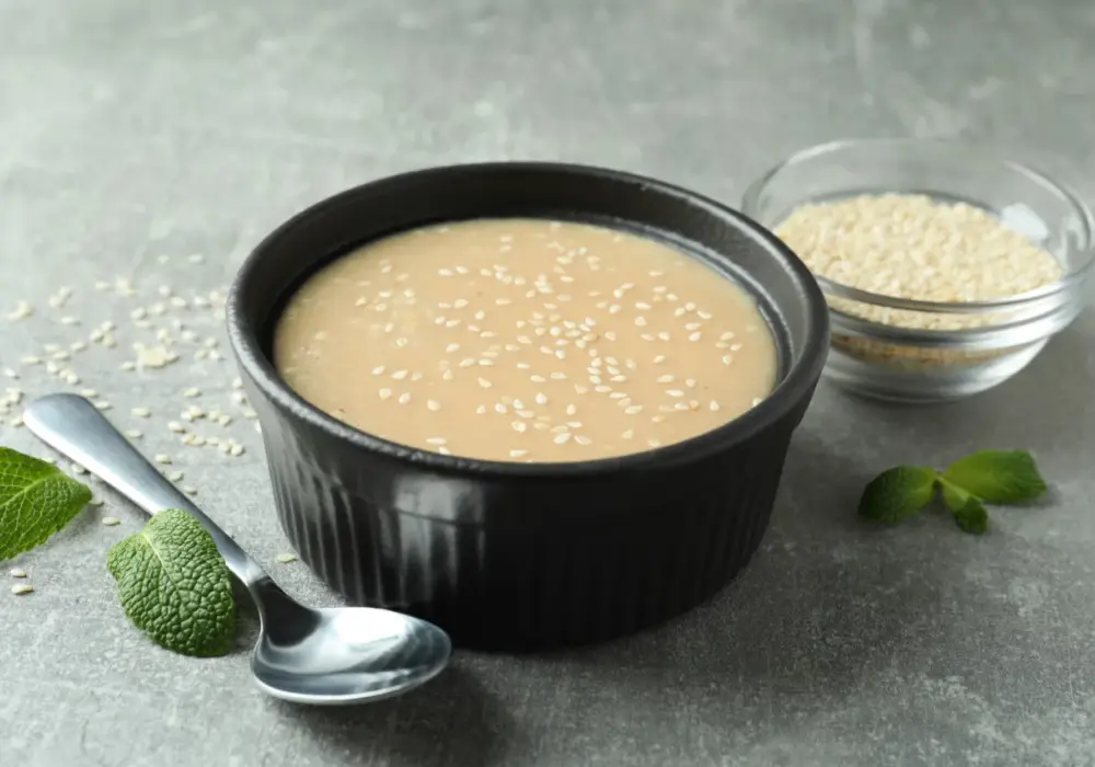 Tahini - co to jest i do czego? Poznaj pastę sezamową!