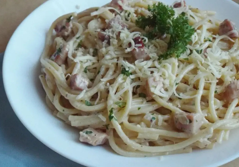 Spaghetti Carbonara - przepis ze śmietaną i rzymski oryginał