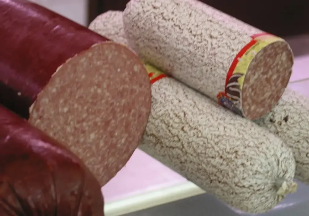 Z czego jest salami? Skład, produkcja i wybór idealnego!