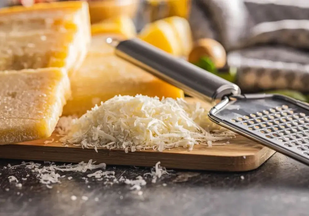 Czy parmigiano reggiano to parmezan? Odkryj kluczowe różnice