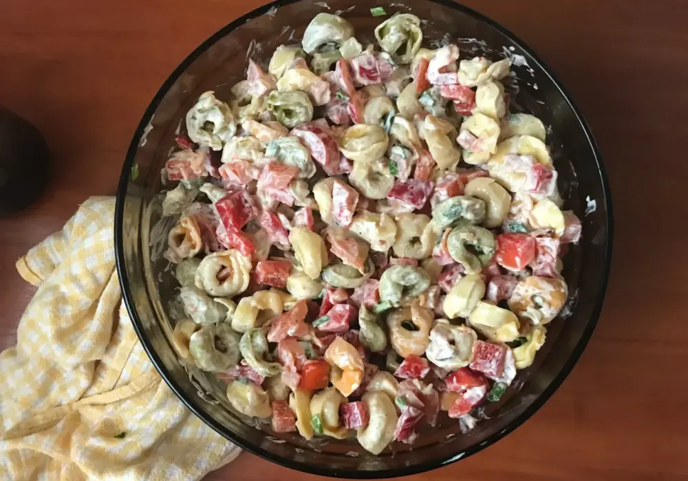 Sałatka z tortellini - przepis na sycącą i świeżą wersję