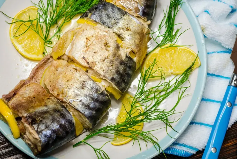 Makrela pieczona w piekarniku – soczysta i prosta. Sprawdź!