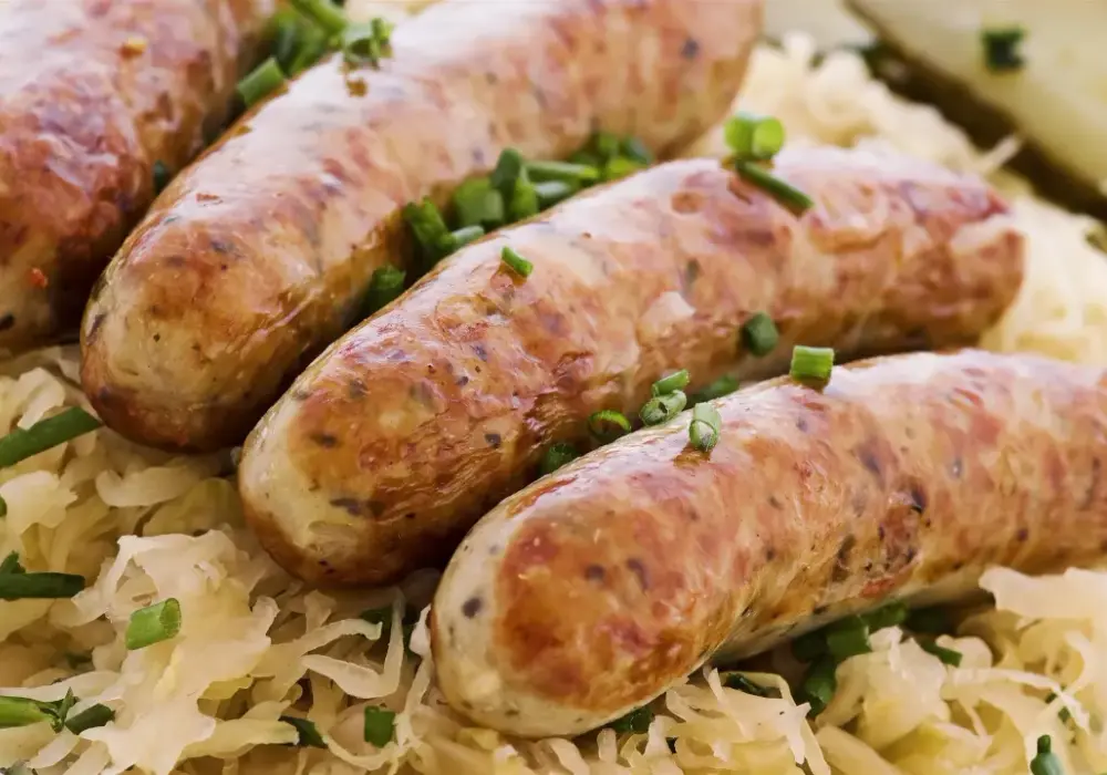 Biała kiełbasa w kapuście kiszonej - idealna. Jak ją zrobić?