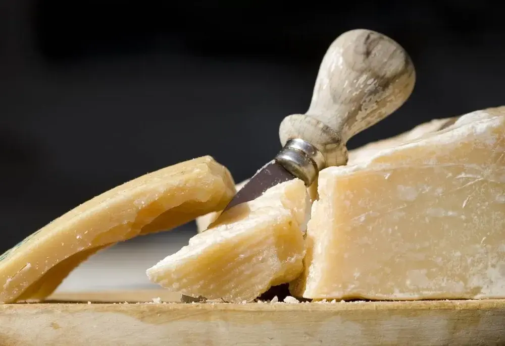 Czy parmezan można zastąpić Grana Padano? Oto co musisz wiedzieć