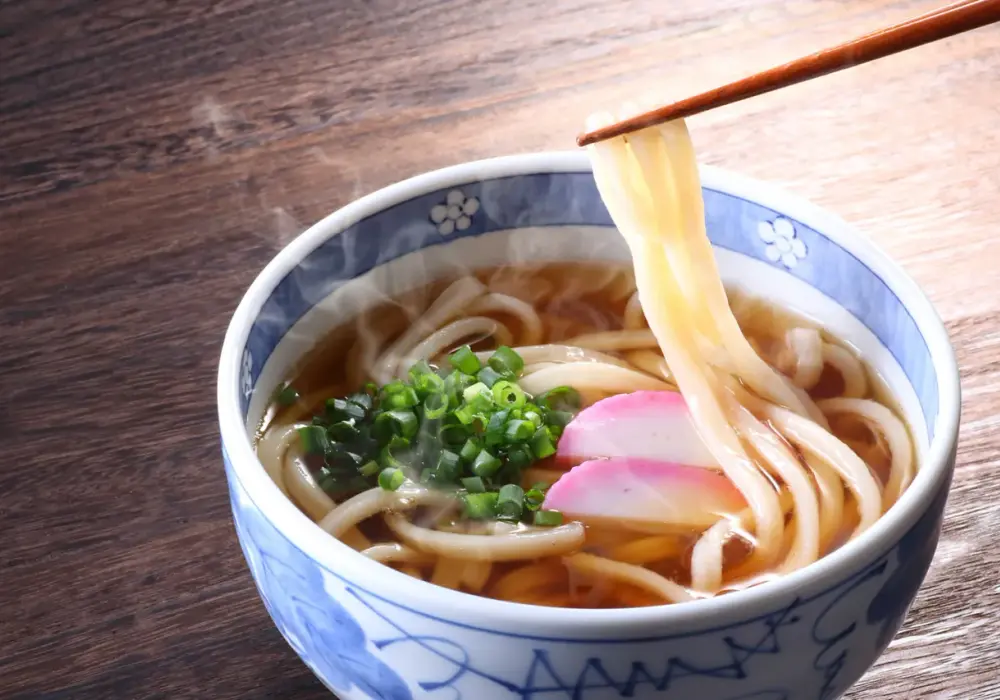 Makaron udon co to? Poznaj jego właściwości i zastosowania w kuchni