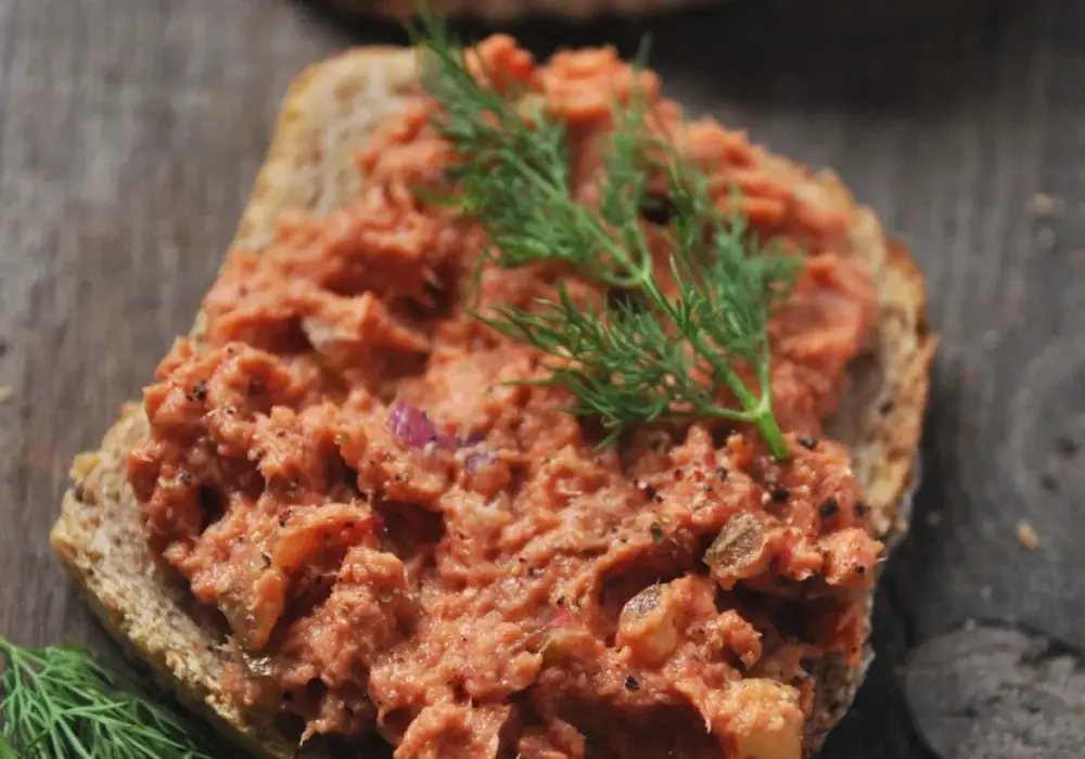 Pasta z makreli w pomidorach - przepis na szybką przekąskę