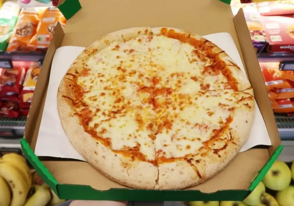Pizza z Żabki - Czy to hit na głód? Smaki, ceny, opinie