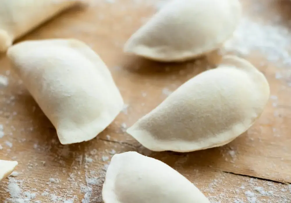 Ciasto na pierogi bez jajek - miękkie i elastyczne. Sprawdź!