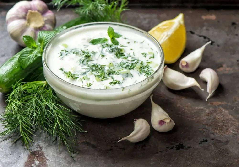 Domowy sos czosnkowy - przepis na gęsty i aromatyczny!