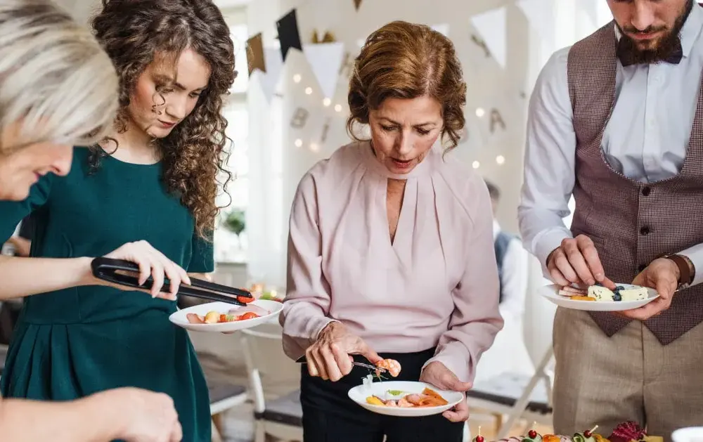 Ile kosztuje catering do domu? Poznaj ceny i ukryte koszty