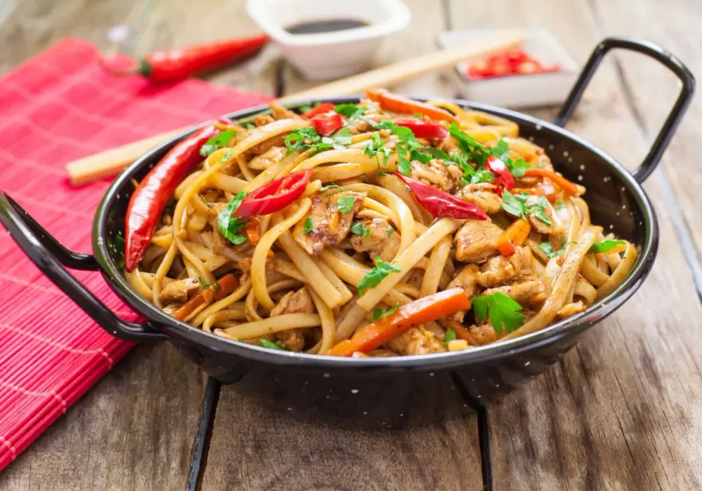 Makaron chow mein z czym jeść: najlepsze dodatki, które zaskoczą smak
