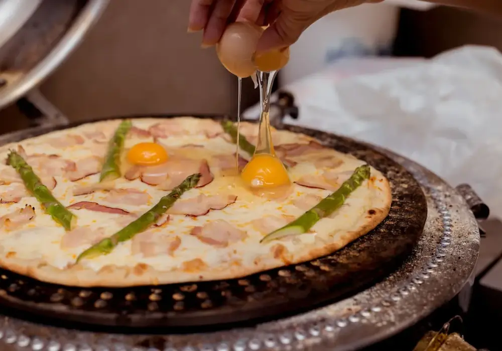 Pizza z jajkiem - Jak zrobić włoski klasyk z płynnym żółtkiem?