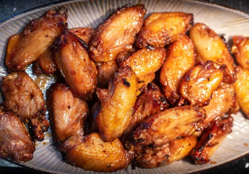 Skrzydełka w miodzie - przepis na perfekcyjną chrupkość i smak