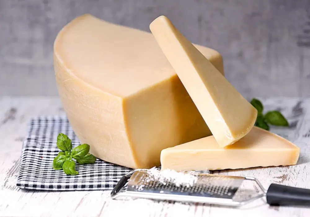 Parmezan ile dojrzewa i jak wpływa na smak sera? Dowiedz się!
