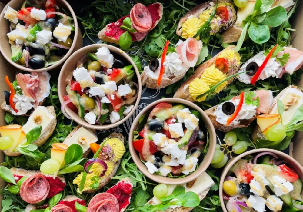 Lekkie śniadanie w cateringu - Jak skomponować idealny zestaw?