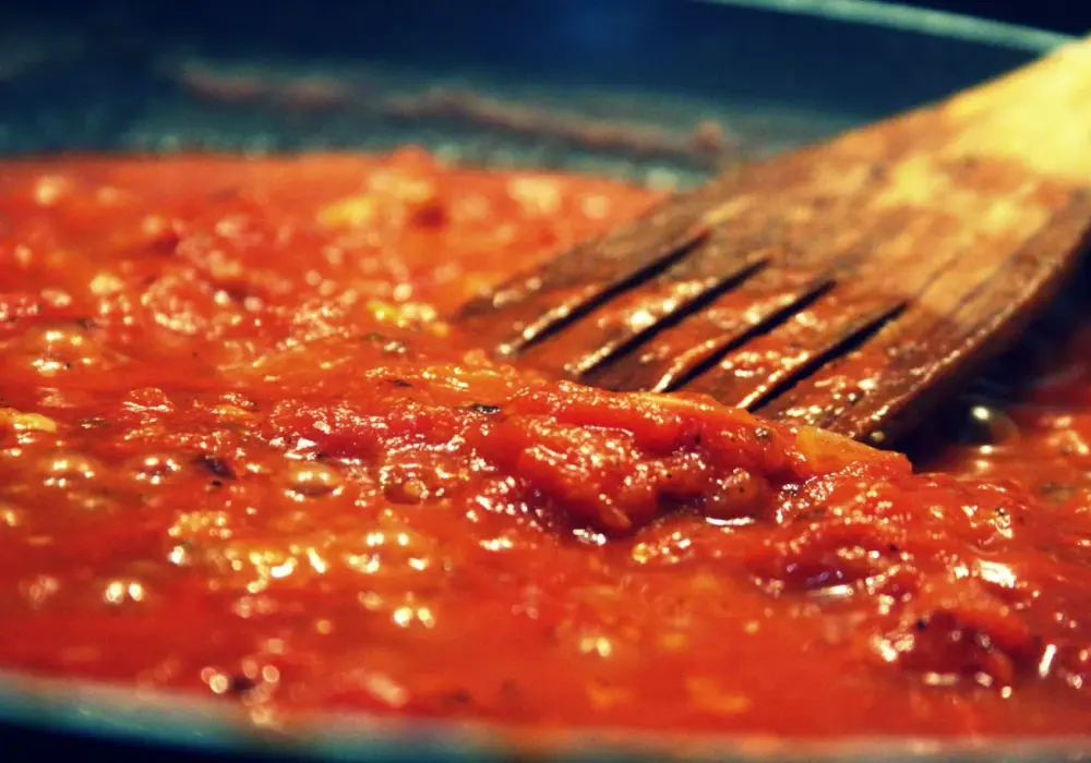 Sos pomidorowy do makaronu - zrób go lepiej niż w restauracji