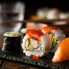 Pyszne sushi: rolka z łososiem, nigiri i maki z ikrą. Idealne na wieczór, gdy masz ochotę na coś do sushi.