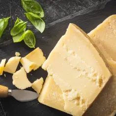Parmezan z czego jest? Odkryj tajemnice jego autentyczności i smaku