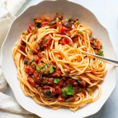 Najlepsze przepisy na spaghetti alla puttanesca, które zachwycą smakiem
