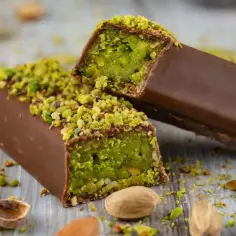 Czekolada z pistacjami, jak z przepisu na dubajską czekoladę. W środku zielone nadzienie, na wierzchu posypka z orzechów.