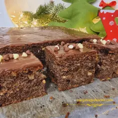Pyszny makowiec z jabłkami z gotowej masy makowej, polany czekoladą i ozdobiony bakaliami. Idealny na święta!