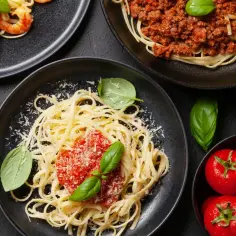 Pyszne spaghetti z sosem pomidorowym i bazylią, posypane tartym serem. Idealne, gdy zastanawiasz się, jaki ser do spaghetti zamiast parmezanu.