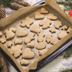 Upieczone pierniczki w kształcie serc i ludzików na blasze, gotowe do dekoracji. To niezawodny przepis na pierniczki, który zachwyci każdego.