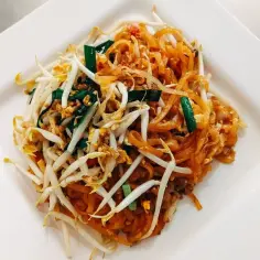 Pyszne pad thai, czyli smażony makaron ryżowy z kiełkami fasoli mung, jajkiem i szczypiorkiem.