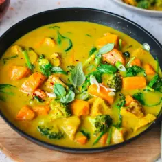 Aksamitne curry z batatami i brokułami, idealne do ryżu. Przyprawa curry do czego? Do rozgrzewających dań!