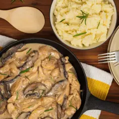 Pyszny strogonow z kurczaka w kremowym sosie z pieczarkami, podany z purée ziemniaczanym. Idealny obiad.