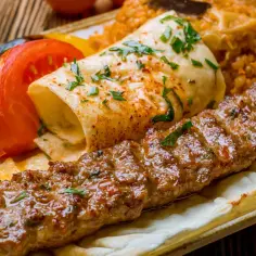 Soczysty kebab z ryżem, warzywami i plackiem. Zastanawiasz się, ile kalorii ma kebab? Ten wygląda na sycący!