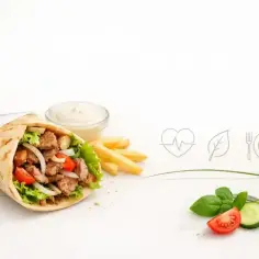 Czy kebab jest zdrowy? Ten sycący wrap z mięsem, warzywami i frytkami, obok sosu i świeżych dodatków, skłania do refleksji nad jego wartościami odżywczymi.