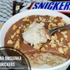 Nocna owsianka ze skyrem w czekoladowej odsłonie, posypana orzeszkami. Idealna na deser w stylu Snickers.