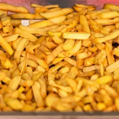 Góra złocistych, chrupiących frytek mcdonald, idealnych do szybkiego posiłku.