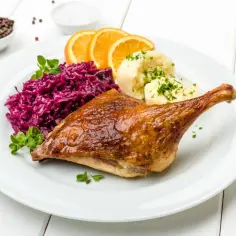 Chrupiąca kaczka z pomarańczą, czerwoną kapustą i ziemniakami. Idealna marynata do kaczki sprawia, że mięso jest soczyste i aromatyczne.