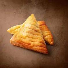 Dwa złociste ciastka jabłkowe z McDonald's, parujące delikatnie. Zastanawiasz się, ile kalorii ma ciastko jabłkowe z McDonald's?