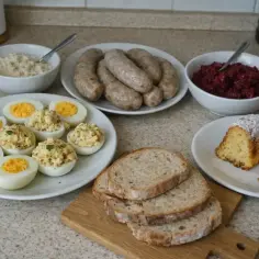Wielkanocne potrawy: jajka faszerowane, kiełbaski, chleb, ciasto i ćwikła.