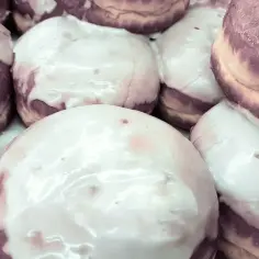 Puszyste pączki z lukrem do cynamonek, gotowe do zjedzenia.