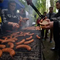 Jak idealnie przygotować kiełbasę śląską na grilla i zaskoczyć gości