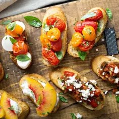 Letnie przekąski na grilla: bruschetty z pomidorkami, mozzarellą, brzoskwiniami i fetą.
