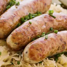 Biała kiełbasa z kapustą kiszoną i szczypiorkiem.