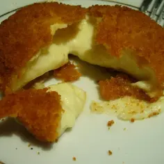 Chrupiący camembert w panierce z rozpływającym się serem w środku.