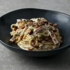 Pyszne spaghetti carbonara z boczkiem i parmezanem. Idealne na obiad, gdy chcesz wiedzieć, jak zrobić spaghetti.
