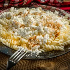 Fusilli z twarogiem i cynamonem, pyszny makaron na słodko, gotowy do jedzenia.